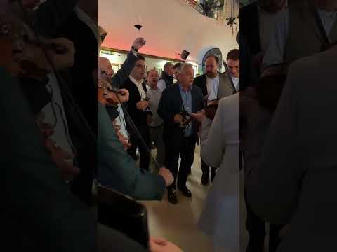 Így mulat Orbán Viktor