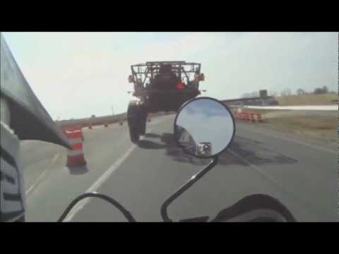 Super moto sztuczka, między kołami!