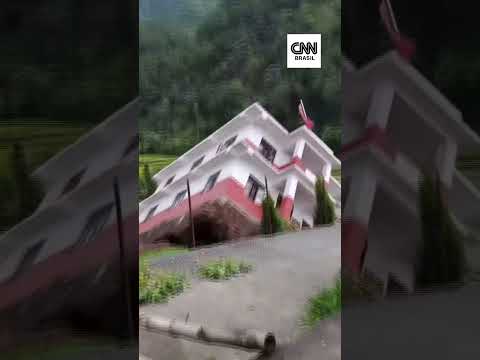 Prédio desmorona em rio durante enchente no Nepal; veja vídeo | CNN BRASIL
