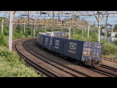 4S43 0625 Daventry Drs (Tesco) to Coatbridge (Drs) - 88010 leads 88008 on the downfast at Stafford