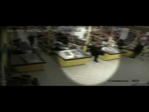 Vigile sorpreso a rubare in un supermercato