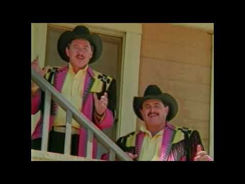 Los Huracanes del Norte - En Que Trabaja El Muchacho [Video Oficial]