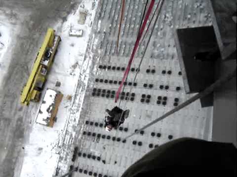 Ein Industriekletterer macht Feierabend