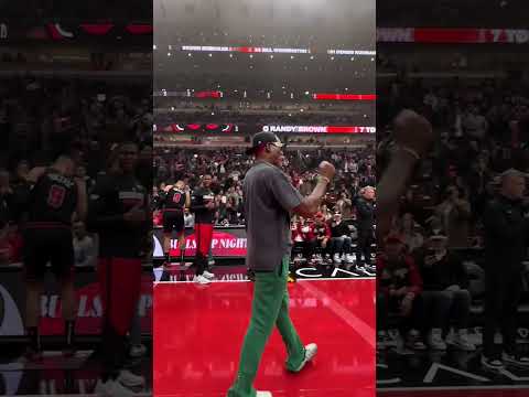 Dennis Rodman & Toni Kukoc receive standing ovations at legendary Bulls homecoming (via @Bulls/TT)