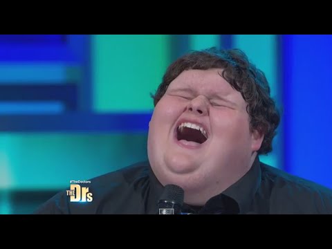 Момче с голямо сърце и ангелски глас 