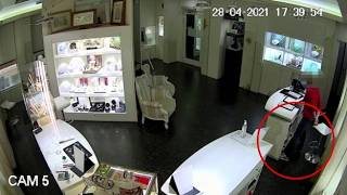Il video della rapina alla gioielleria di Grinzane Cavour: la reazione del proprietario, gli spar...