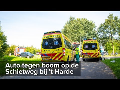 Auto botst tegen boom op de Schietweg bij 't Harde - ©StefanVerkerk.nl