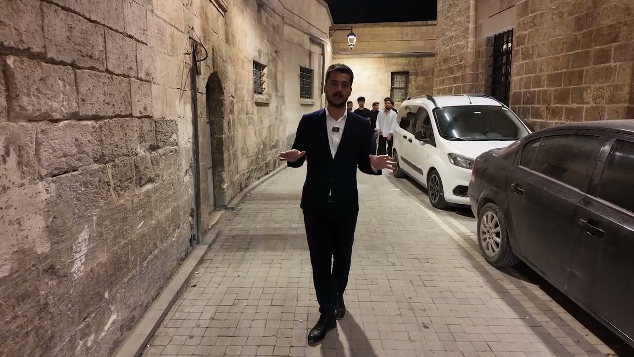 TARİHİ SOKAKLAR URFA GECELERİNE RENK KATIYOR