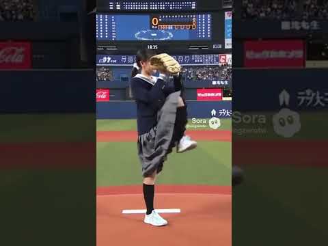 日本の女子高生の始球式