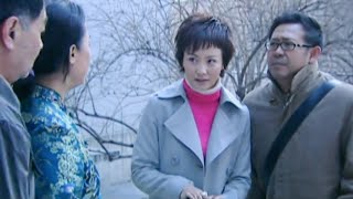 窮小伙路上被農村大媽刁難，誰料她竟是美女主任的親媽，這下尷尬了！ 中國電視劇 video