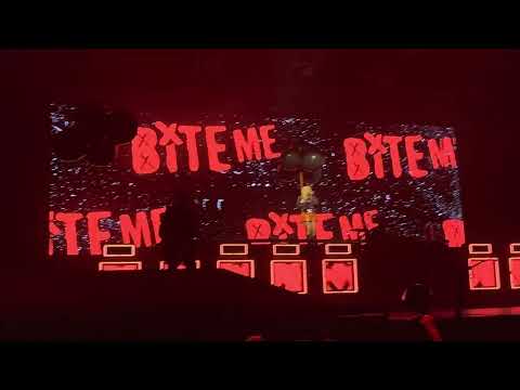 Avril Lavigne intro + Bite me live in London 09/05/2023 Love Sux World Tour (4K)