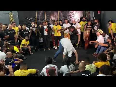 Mestre Charm e Mestre Guerreiro no evento do Abadá Capoeira em 2021 Goiânia