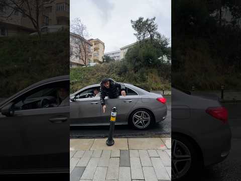 Dikkat! Arabada sinirli erkek var😬