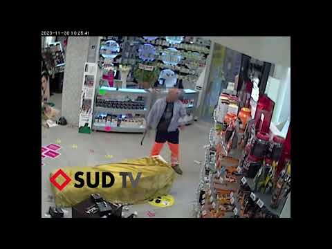 ✅ Bellizzi" l'uomo armato di ascia che irrompe nella farmacia Sant'Anna  |SUD TV 114|