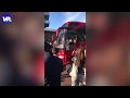 Ajax spelers stappen in spelersbus op weg naar Johan Cruijff Arena