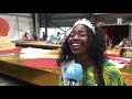 De bouw van praalwagens bij het  zomercarnaval in volle gang