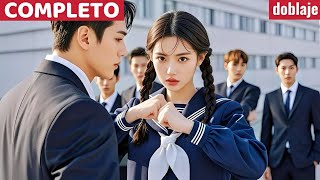 Perseguido por criminales, un CEO es salvado de un solo golpe por una chica con poderes y se enamora