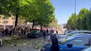 Il lancio di verdura contro la sede di Fratelli d'Italia al corteo del 25 aprile