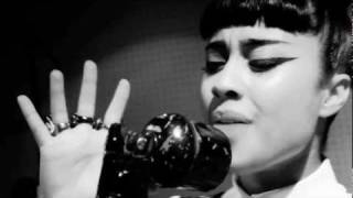 Natalia Kills - &#39;Free&#39; - Dropout Live | Dropout UK