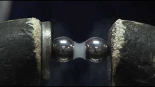 preview picture of video 'Liquid Nitrogen vs. Liquid Oxygen: Magnetism'