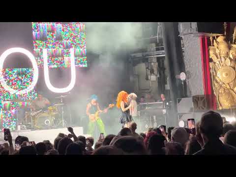 Paramore - Decode (2022-11-13, Beacon Theatre, New York, NY) [4K HDR]