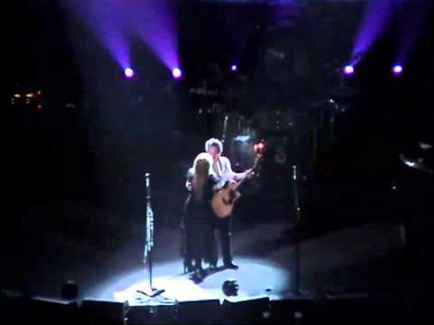 Lindsey Buckingham and Stevie Nicks kiss