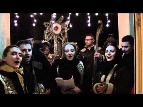 Cristi Pastru primeste colindatori vestiti