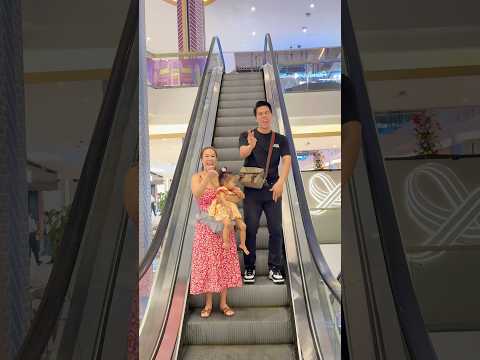 Crazy Frog Dance in the escalator 🤣 #simonsaysvlog #zaramon #zaralopez #simonjavier #zaramonfam