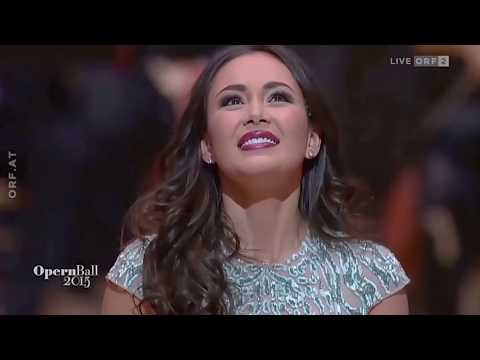 Η Aida Garifullina [Αΐντα Γκαριφούλλινα], ερμηνεύει την άρια «Je veux vivre» (γνωστής ως «βαλς της Ιουλιέττας») από την όπερα Roméo et Juliette [Ρωμαίος και Ιουλιέττα, 1867] του Charles Gounod [Σαρλ Γκουνώ], Wiener Opernball, Κρατική Όπερα της Βιέννης, 2015. Ο ρόλος της Ιουλιέττας συγκαταλέγεται στους εμβληματικότερους της λυρικής υψιφώνου και ενσαρκώνει στο όπερατικό ρεπερτόριο τον τύπο της ενζενύ: της νεαρής, αθώας και ερωτευμένης ηρωίδας, της οποίας η φωνητική γραφή ευνοεί τη διαύγεια του τίμπρου, την ευκινησία και τη λυρική αμεσότητα, αντίστοιχα με τη Μικαέλα στην Carmen [Κάρμεν] του Georges Bizet [Ζωρζ Μπιζέ].