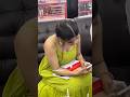 പുതിയ ഫോൺ നോക്കി ഇരിക്കുന്ന സാനിയ ബാ�