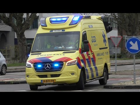 Verschillende Ambulances met spoed in Delft