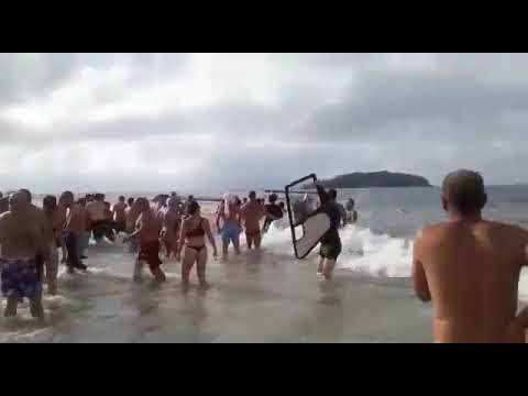 Queda de helicóptero agora em Praia de Canasvieiras em Florianópolis SC
