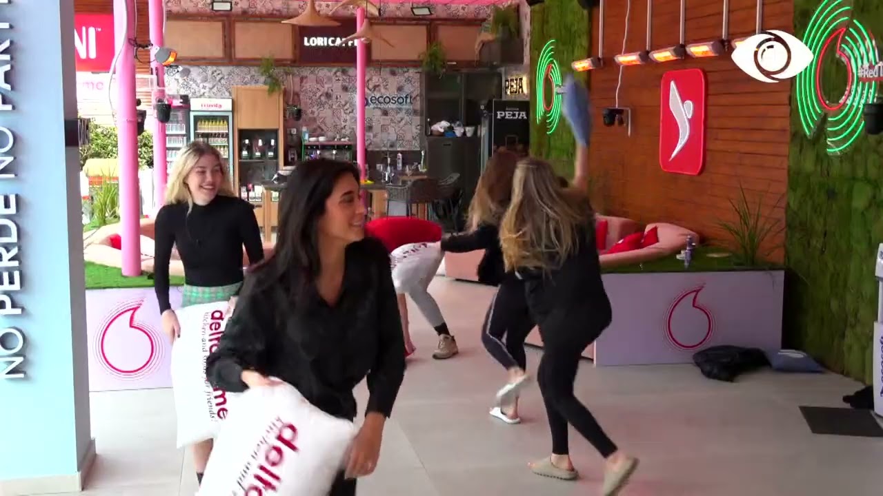 Luftë me jastiqe në verandë/ Banorët luajnë me njëri-tjetrin