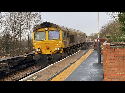 Inevitably they arrive together! 66511 4E81 & 66705 “Golden Jubilee” 4L66 Lea Road 20/12/2025