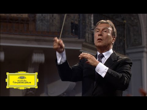 Lacrimosa από το Ρέκβιεμ του Mozart σε ρε ελάσσονα. Η Lacrimosa [«θρηνητική»] αποτελεί μέρος της ακολουθίας [Sequentia] Dies irae [«Ἡμέρα ὀργῆς»]. Το συγκεκριμένο απόσπασμα εκτελείται από τη Φιλαρμονική του Βερολίνου [Berliner Philharmoniker] σε μουσική διεύθυνση του Claudio Abbado [Κλάουντιο Αμπάντο], στον Καθεδρικό Ναό του Ζάλτσμπουργκ (16 Ιουλίου 1999), σε συναυλία αφιερωμένη στη μνήμη του διάσημου αρχιμουσικού Herbert von Karajan [Χέρμπερτ φον Κάραγιαν].