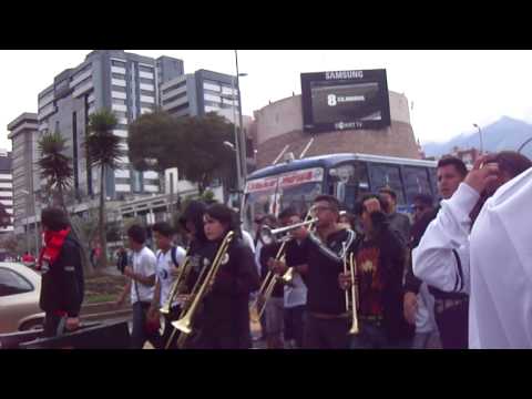 "Caravana Muerte Blanca" Barra: Muerte Blanca &bull; Club: LDU