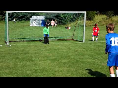 Rankkarikilpailu Nurmikenttä Cupissa voitettin Kauppari 00 sinivalkoisia (sininen paita) vastaan