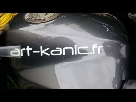 comment poser autocollant moto