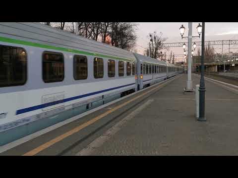 EP09-042 z 13-wagonowym IC 81152 "Parsęta" rel. Kołobrzeg - Łódź Fabryczna na stacji Gdańsk Główny.