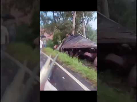 Acidente entre carreta e caminhão mobiliza resgate na BR 267 em Guarará