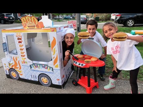 Kinder spielen Kochen mit BBQ Grill Spielzeug
