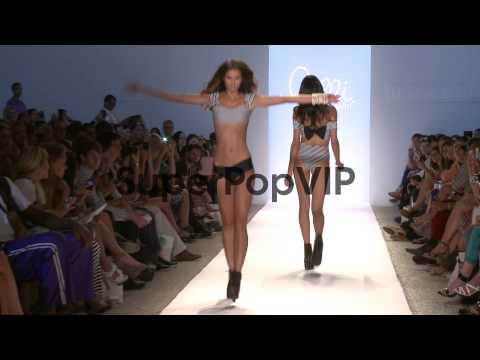 EVENT CAPSULE CLEAN - Anna Kosturova / Beach Riot / Indah...