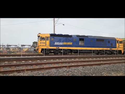 Pacific National - Melbourne Resident shunter shunts the Sadliers Train W/ PM4
