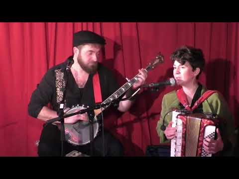 Tante Friedl mit Kupi Mi Majko Top; Live-Konzert im Maximal in Rodgau