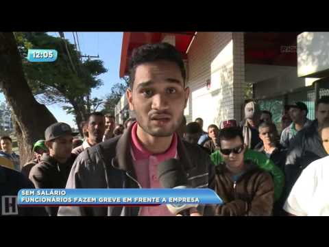 Funcionários fazem greve em frente empresa