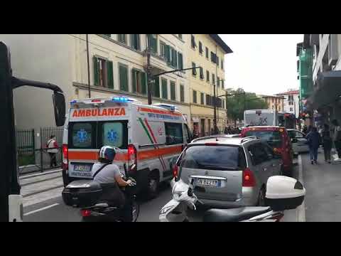 VIDEO - AMBULANZA BLOCCATA PER MINUTI CON IL PAZIENTE A BORDO