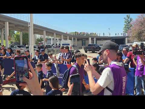 VIVO LLEGADA TALLERES CLÁSICO CORDOBES VS BELGRANO EN EL KEMPES.