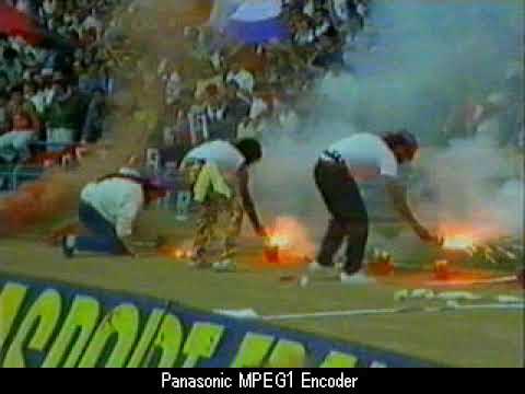 Cosenza - Nocerina 1987/1988 - ultras Cosenza - coreografia curva sud in azione - amarcord