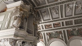 "Ο οργανίστας του Thomas Ullrich Böhme σας μεταφέρει στην ποδηλατική περιήγηση του Johann Sebastian Bach από τη Λειψία μέσω Weißenfels στο Naumburg και σας δείχνει την εκκλησία του κάστρου του St. Trinitatis"