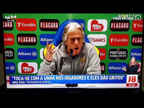 Jorge Jesus, treinador do Benfica, leva cum pau no olho.